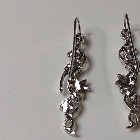 Long Silver Tone Leaf Earrings With Green Stone - Picture 12 of 14